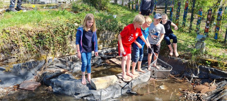 Schüler:innen am Teich